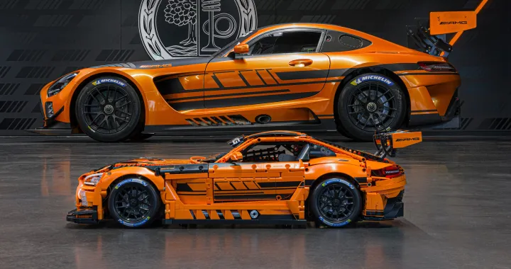 Modellini, ecco la riproduzione della Mercedes-AMG GT3 composta da 5463 pezzi
