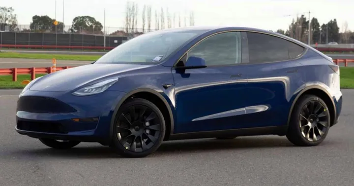 Tesla Model Y: la foto del modello di serie mostra alcune differenze di design