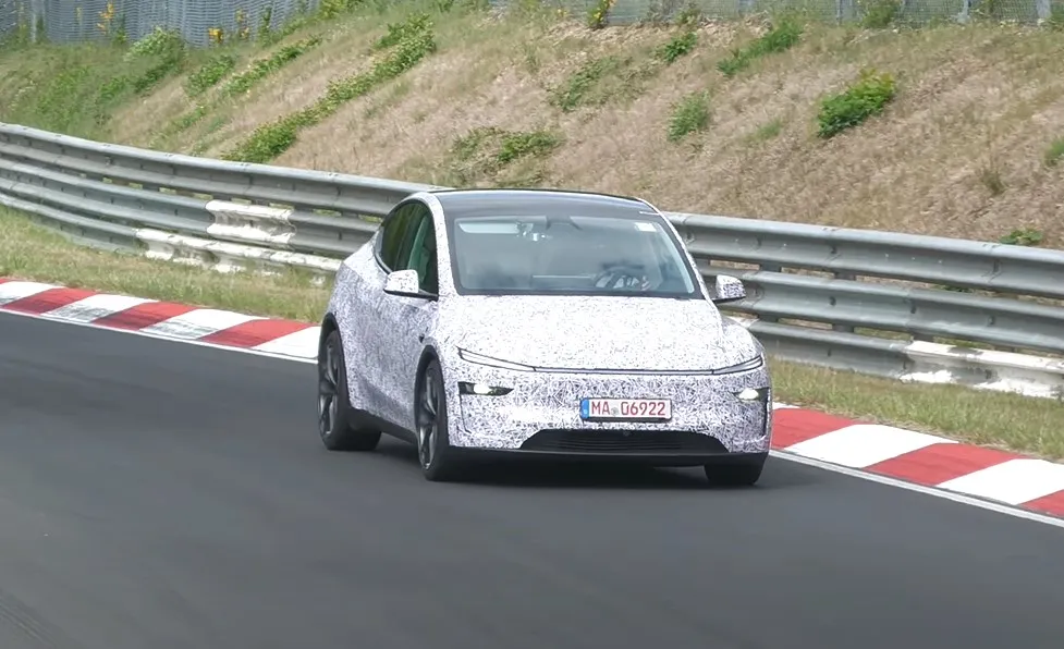 La nuova Tesla Model Y Performance si "allena" al Nürburgring | Video