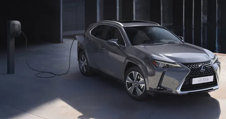 Lexus UX 300e, nuova batteria e autonomia fino a 450 km