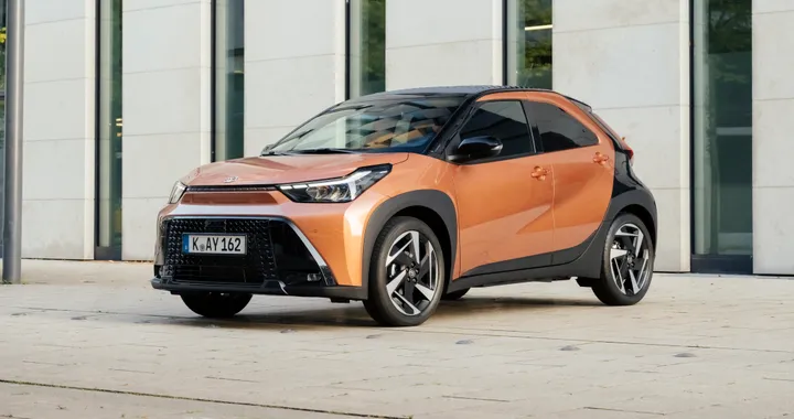 Nuova Toyota Aygo X ibrida, al via gli ordini in Italia: allestimenti e prezzi