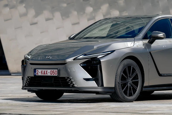Torna l’eleganza sportiva di Lexus: i prezzi della nuova berlina ES