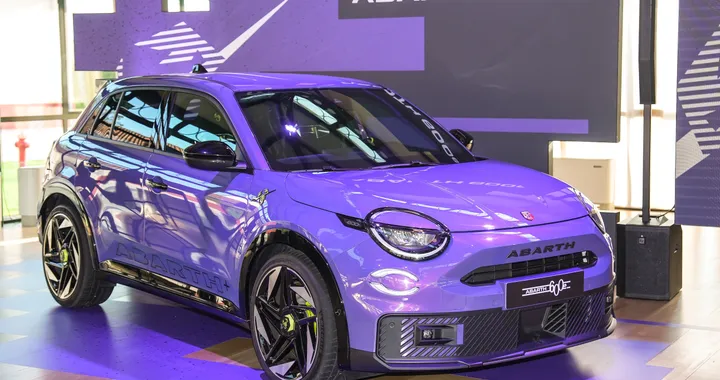 Abarth 600e, la più potente di sempre. Ufficiale il nuovo B-SUV sportivo elettrico