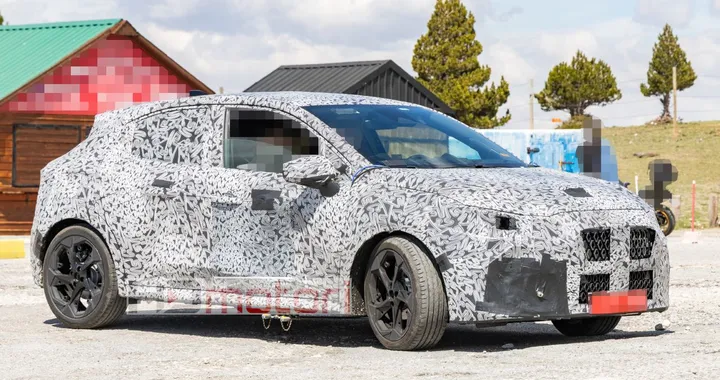 Nuova Renault Clio, ancora più digitale e connessa: le foto spia degli interni