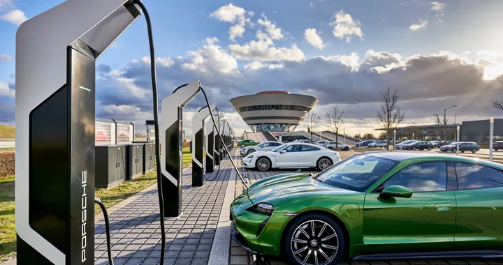 Porsche inaugura la stazione di ricarica più potente d'Europa