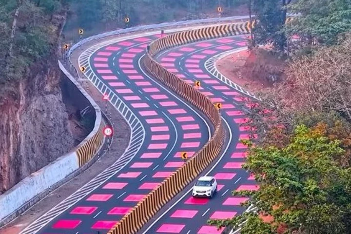 Strade dipinte di rosso, il significato della nuova segnaletica che incuriosisce