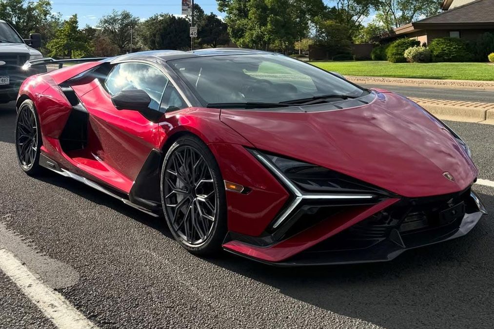 Anteprima: La nuova Lamborghini Revuelto da 1065 CV paparazzata in strada: dettagli unici