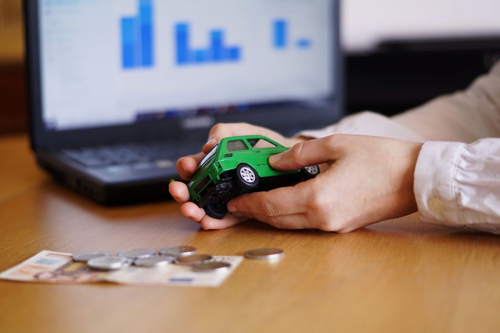 Mercato auto Europa 2025, a maggio crescono elettriche ed ibride