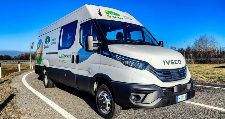 La ricarica wireless in autostrada è realtà: l'Iveco eDaily entra in servizio sulla A35 Brebemi