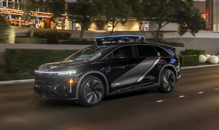 Guida autonoma protagonista al CES 2026, Uber svela il suo robotaxi