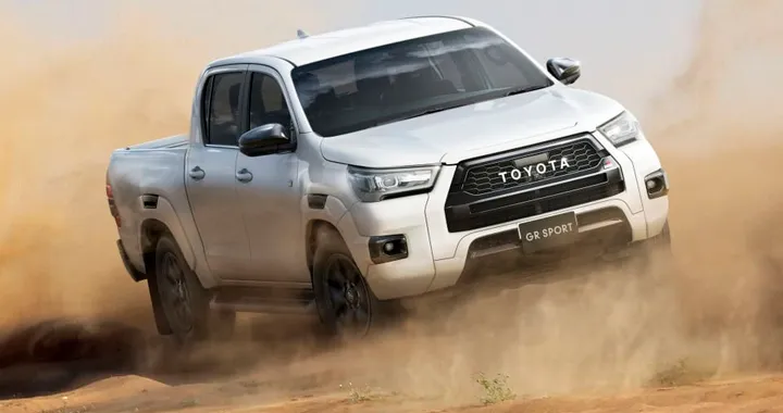 Toyota Hilux GR Sport: pick-up con estetica rivista ma stesso motore