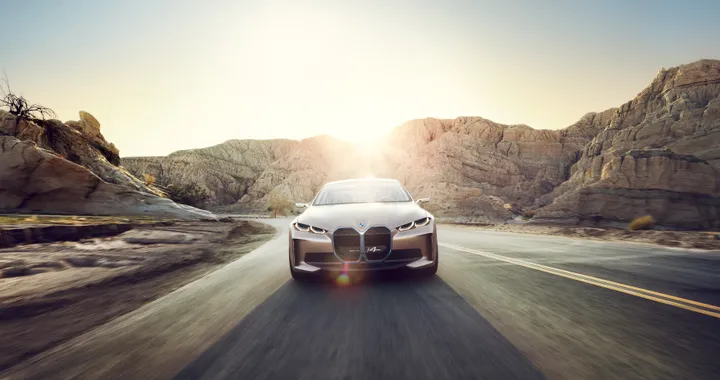 BMW Concept i4, uno sguardo da vicino alla nuova auto elettrica | Video