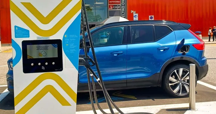 Ricarica in autostrada, da Aspi nuovi bandi per colonnine in 60 aree di servizio
