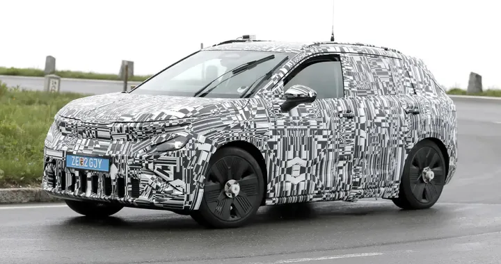Questa è la nuova Skoda Epiq: prime foto spia del B-SUV elettrico da 25 mila euro