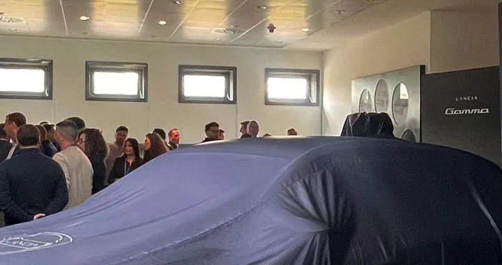 Quella sotto i teli è la nuova Lancia Gamma: sarà ibrida ed elettrica