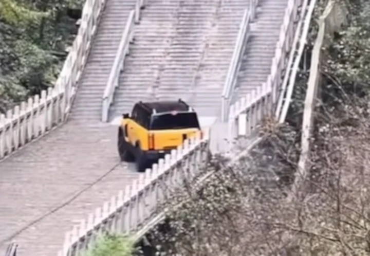Chery prova ad emulare la Range Rover Sport ma fa flop sulla celebre scalinata di Tianmen
