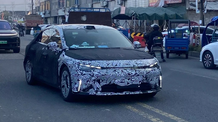 Smart sta davvero lavorando ad una berlina: prime foto spia della #6