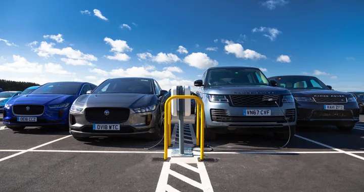Jaguar Land Rover e BlackBerry: IA e cybersecurity per le auto di domani