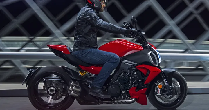 Ducati Diavel V4 2023: motore 4 cilindri e 168 CV