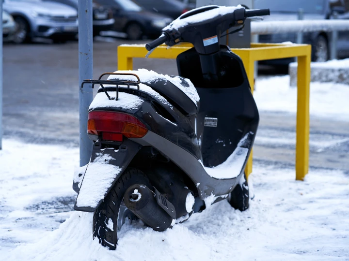 Come proteggere moto e scooter da pioggia, neve, polvere e graffi