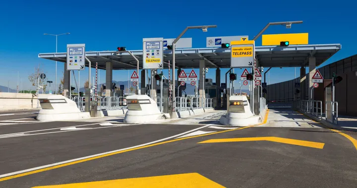 Retromarcia al casello autostradale: ecco cosa si rischia. Può costare molto caro