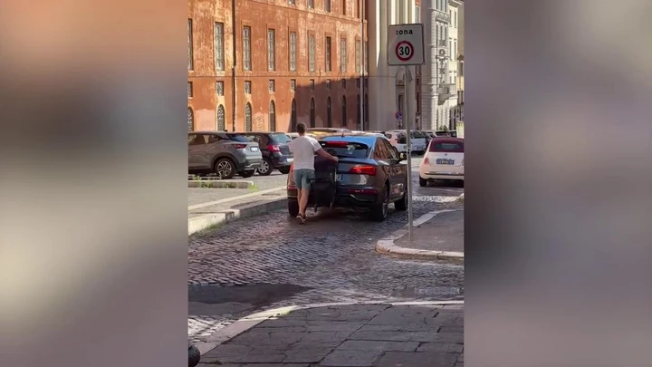 Roma: entra nella ZTL coprendo la targa con un passeggino