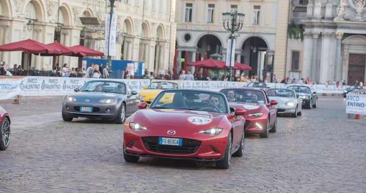 Mazda MX-5 compie 30 anni: la parata al Salone di Torino