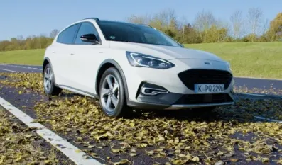 Ford Focus, la modalità Active si allena su un letto di foglie