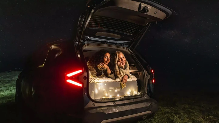 Dormire in una Dacia Bigster: in Scozia nasce il Million Star Hotel