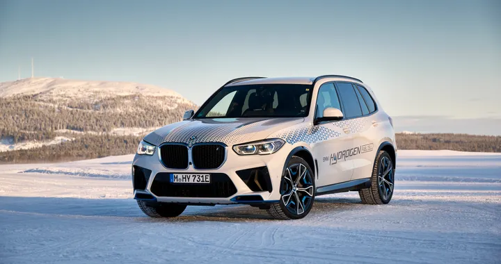 BMW iX5 Hydrogen, il SUV Fuel Cell si fa vedere durante i test invernali