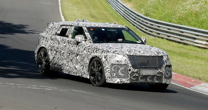 Range Rover Velar non è in pensione: il successore elettrico avvistato al Ring. Foto spia