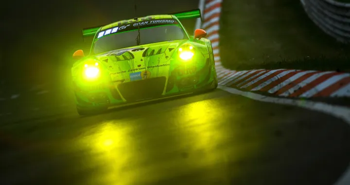 Pioggia e nebbia non fermano Porsche: vittoria alla 24 Ore del Nurburgring