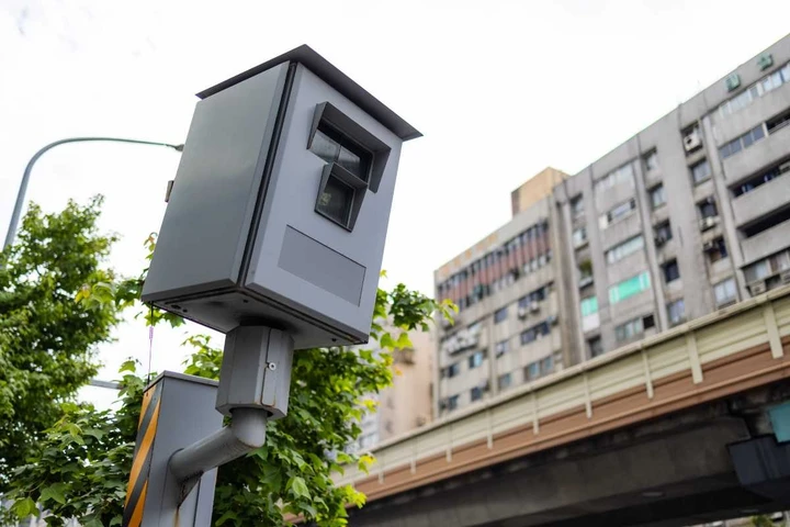 Andava 2 km/h sopra il limite: multa assurda e notificata pure in ritardo
