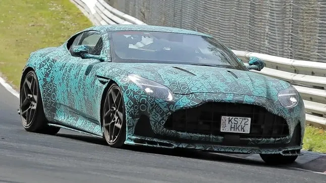 Aston Martin DB12 AMR: il V8 torna al Ring con ancora più muscoli