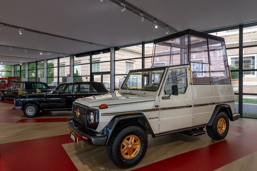 Le Mercedes-Benz dei Papi protagoniste di una mostra in Vaticano: 100 anni di storia