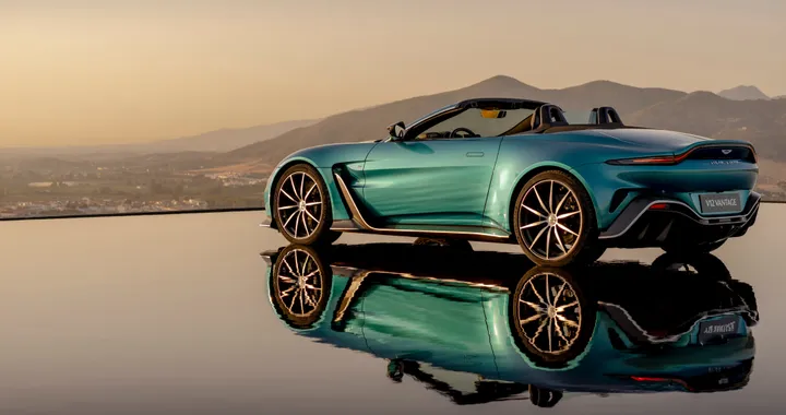 Aston Martin V12 Vantage Roadster, la Aston senza tetto più esagerata di sempre