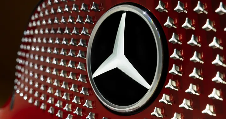 Mercedes, ancora test invernali per l'erede dell'EQC. Video spia