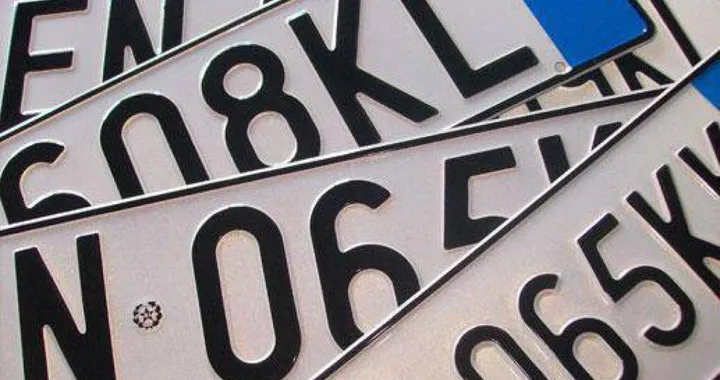 Controllo targa auto: assicurazione, revisione e veicolo rubato. Come si può fare?