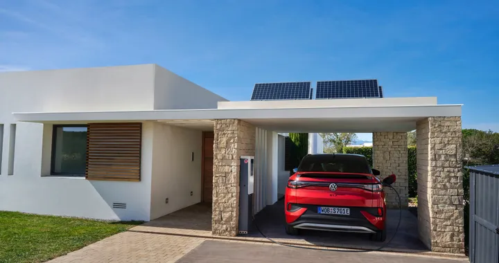 Volkswagen, con la ricarica bidirezionale le auto elettriche potranno alimentare le case