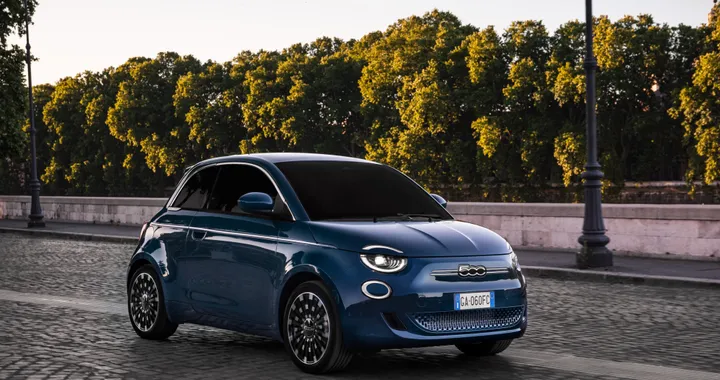 Nuova 500 elettrica La Prima, arriva la versione berlina | Prezzo e interni