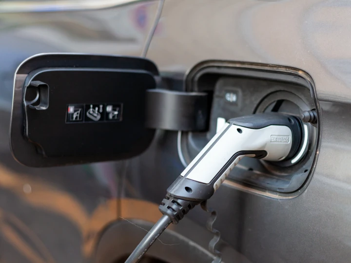 Ricaricare un'auto elettrica costa fino al 53% in meno rispetto al gasolio