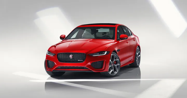 Jaguar XE restyling: nuovo design e Intelligenza Artificiale per la berlina inglese