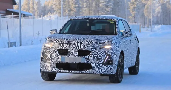 Peugeot 2008: prime foto spia della nuova generazione del SUV