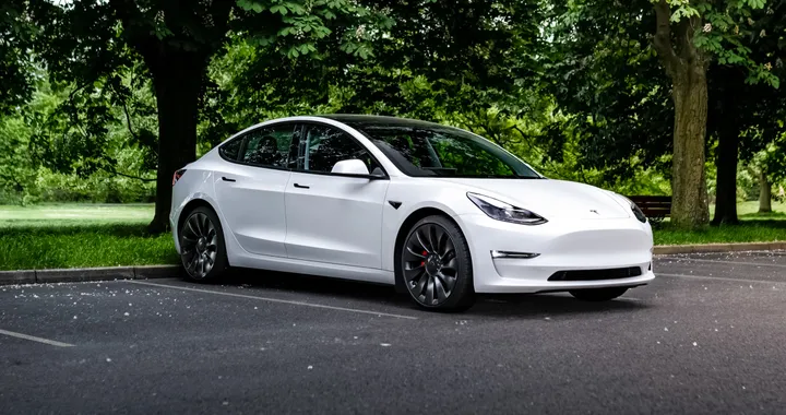 Tesla Model 3, si avvicina il momento del debutto del restyling. Nuove foto spia