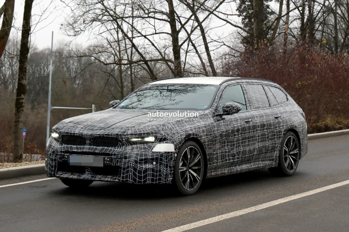 BMW, la nuova Serie 5 Touring restyling pizzicata su strada durante i test | Foto spia
