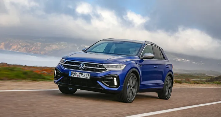 Volkswagen T-Roc R, il crossover da 300 CV arriva in Italia. Prezzi da 48.700 euro