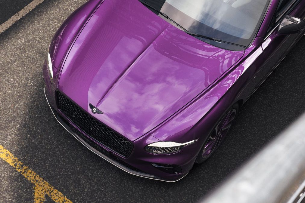 Bentley Continental GTC one-off con finiture speciali e ricamo "80" in un evento a Crewe