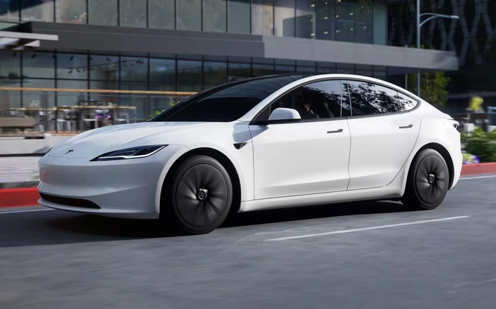 Tesla aggiorna la Model 3 2027: scatto record, più km e nuovo schermo
