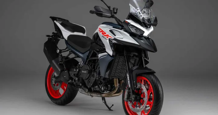 Benelli TRK 902 Stradale, la crossover da granturismo in arrivo il prossimo anno