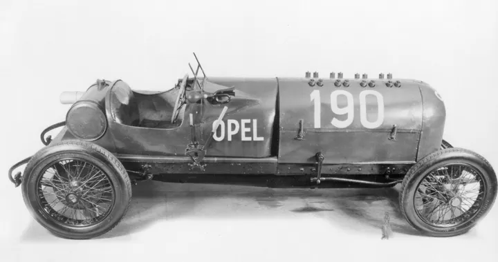 Il Mostro Verde: la storia della Opel 260 CV